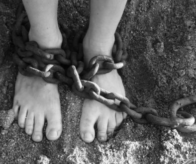 image pieds enchainés